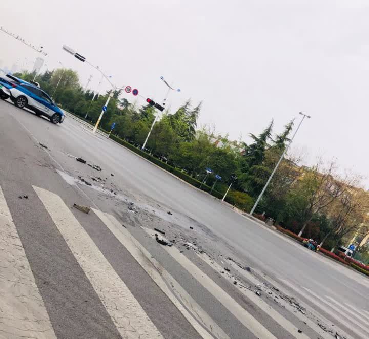 路过小区后面的路口时，看到很多人三五成群的在那里窃窃私语，再一看前面，原来是两辆