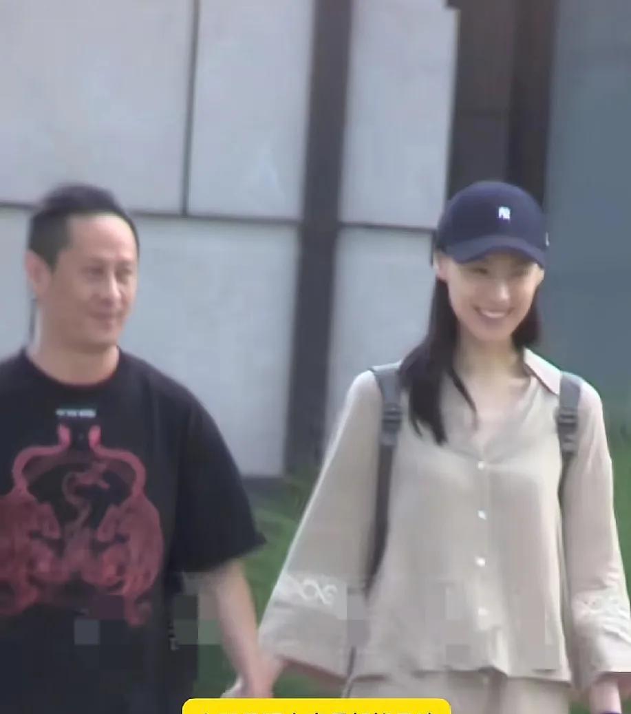 为什么女星都喜欢跟导演谈恋爱啊！近日梁洛施与导演马浴柯手牵手逛街被拍到，感觉比年