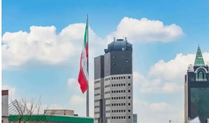 6 月 15 日清晨，好多大型集装箱从巴基斯坦，一路穿过两国边界，浩浩荡荡地进了