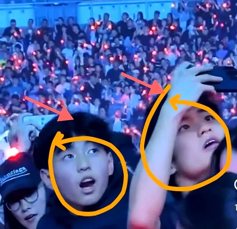 谢霆锋的演唱会：

第一场给了妈妈，

第二场给了菲姐，万万没想到，
