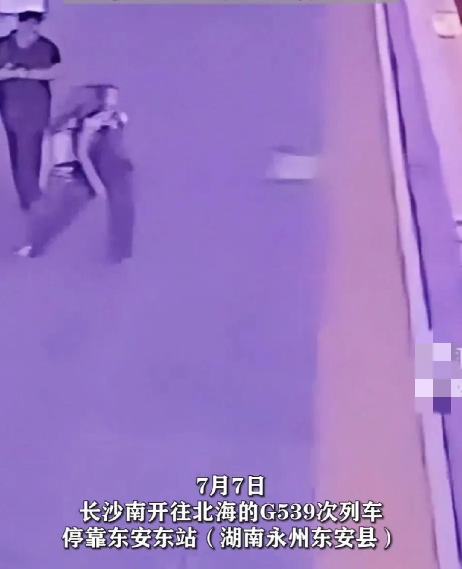 7月7日，从长沙开往北海G539次动车上，一女子带着两个女儿乘坐这趟列车。一个才