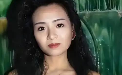 昔日“波霸女神”叶子楣又上热搜了！59岁的她最近办生日宴，穿紧身裙大秀身材，状态