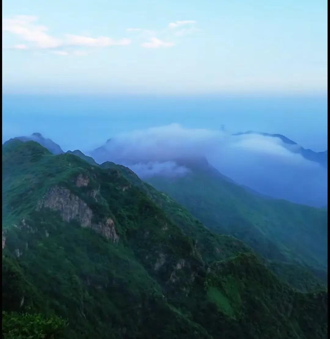 雨后的站在邹平摩诃山顶看云海