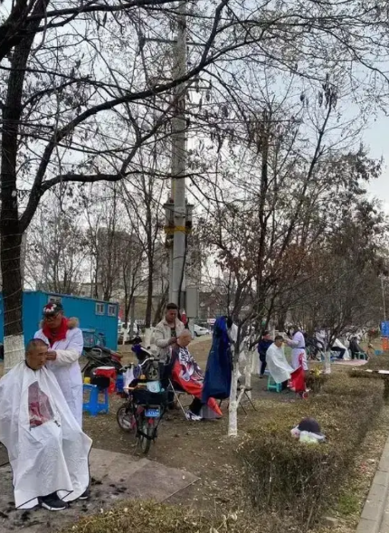 今天去剪头发，理发师说现在生意不怎么好，很多的原因就是现在越来越多人喜欢黑头发，