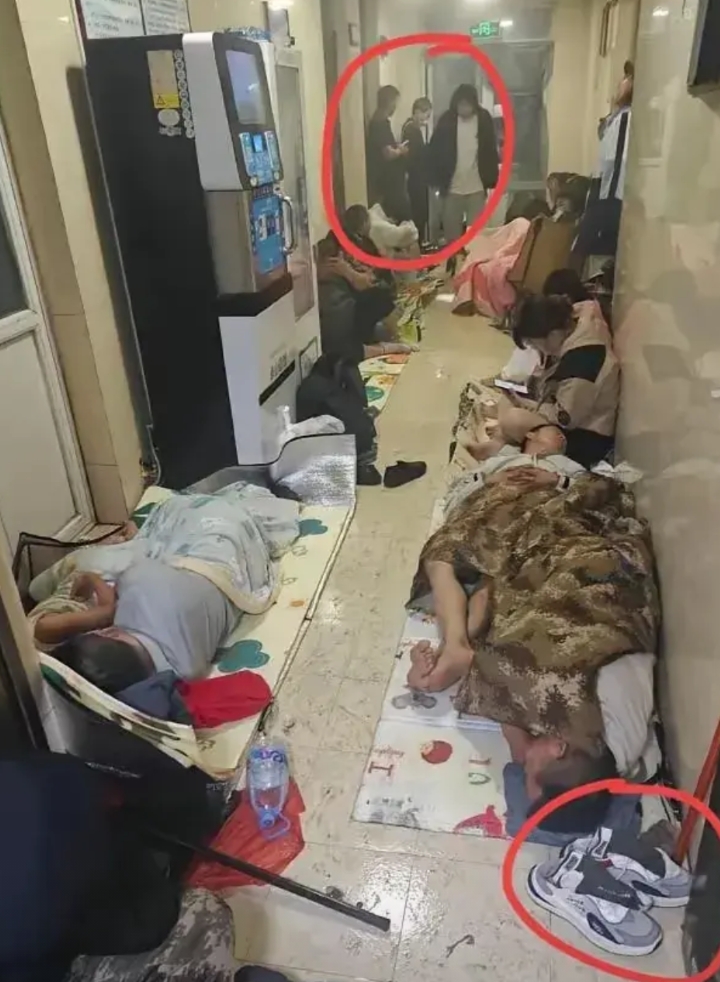 现在最后悔的应该是爬泰山的人了吧？

五一小长假第一天，泰山景区官方微博直接发公
