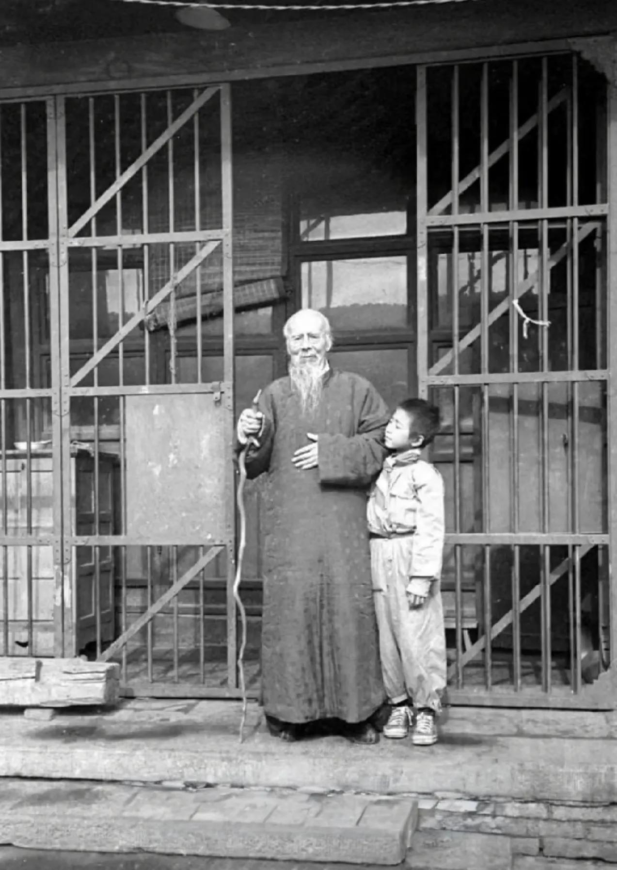 1948 年 11 月的合影中，齐白石与幼子齐良末温馨相依。齐白石，画坛巨擘，以
