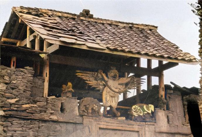 1930年代，瓦寺土司官邸门楼上的大鹏金翅鸟造型，它来自古印度神话，在佛教语境中