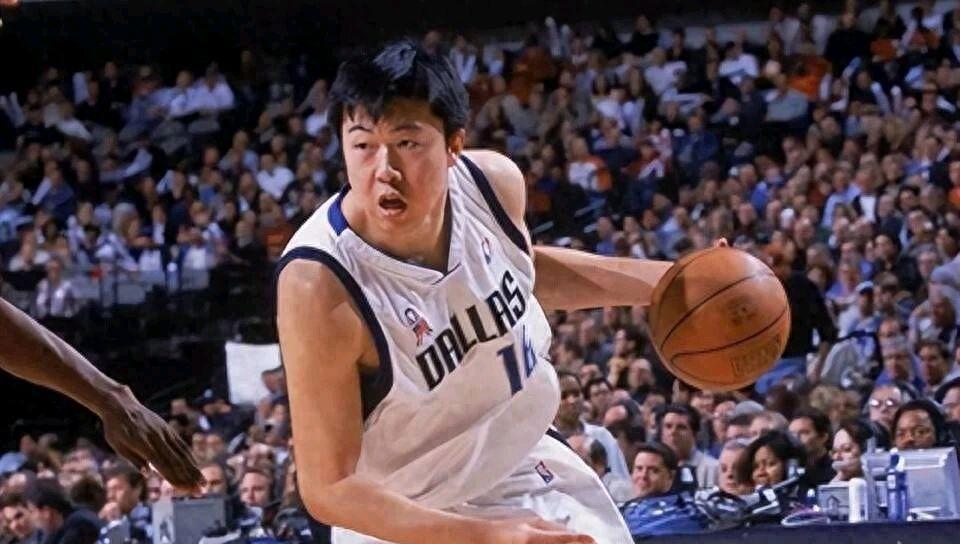 大郅适应不了NBA绝对是有原因的！

首先可以肯定的一点是，大郅虽然是99年第3