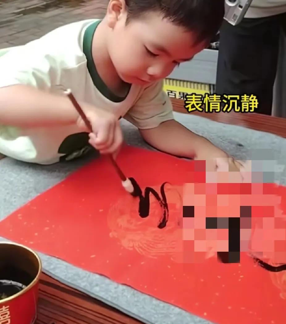 震惊！广东三岁男孩热爱书法，还不会正确的握毛笔，草书就已经写得如行云流水，让人大