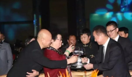 1994年，迟重瑞跟陈丽华结婚后，成立了一个古典家具厂。上级领导要来视察，于是工