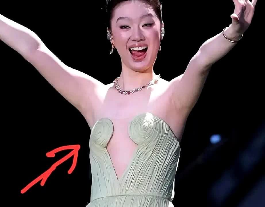 单依纯这次在芭莎之夜演唱的时候，穿了一件衣服，造型有点特别。
不过她脖子上戴的