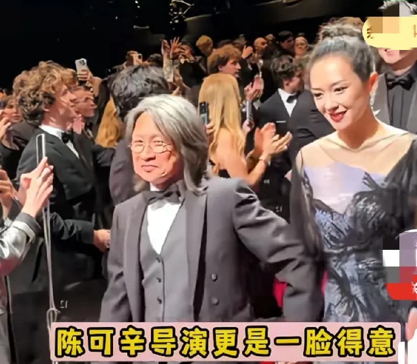 《酱园弄》感觉好现实

杨幂跟章子怡有说有笑，

可是导演也只牵着章子怡，感