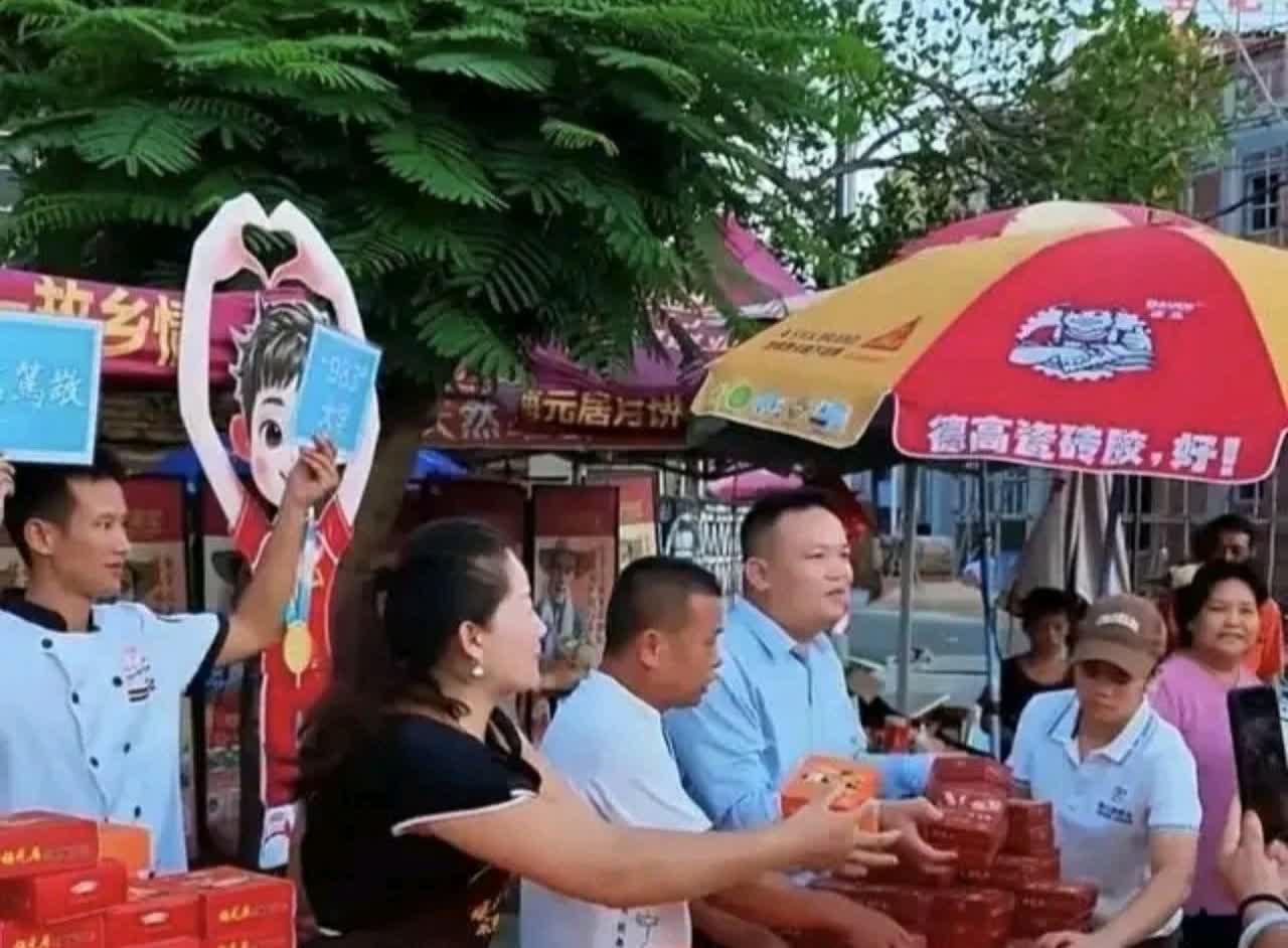 中秋节快到了，商家为了赚钱，拉着全红婵爸爸，爷爷他们一家人在自己家门口发月饼
