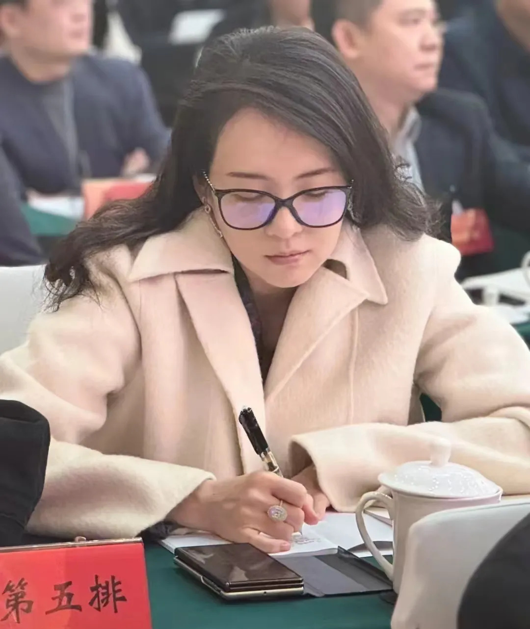 章子怡素颜参会引热议











我的天哪！章子怡竟然素颜参加文联会议