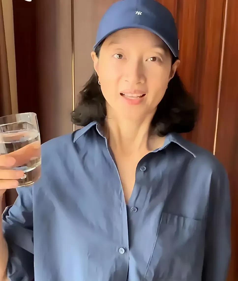 沈佳妮，女明星中的素颜天花板了吧。
出门从来不化妆，甚至在电视剧中也是能素颜出镜