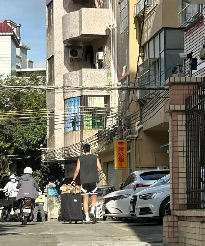 焦泊乔归队！
据广东媒体人透露：焦泊乔如今人已在东莞，并且将于今天去广东男篮报到