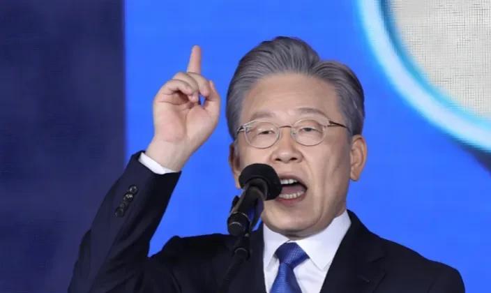李在明也栽了！
就在2月26日，韩国法院针对李在明违反《公职选举法》的案子进行了