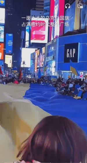 看看如今的时代广场！这是一个表明美国人民主张与信仰的地方！
        美国