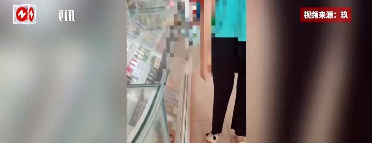 “这下后悔了吧！”6月21日，广西钦州，一女子到超市里购买了一瓶矿泉水，她拿出了