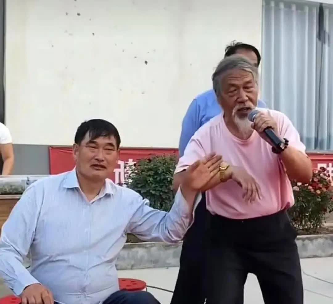 很多人反感朱之文商演，也不是没道理。之前他在甘肃商演，嗓子出问题高音上不去，唱《
