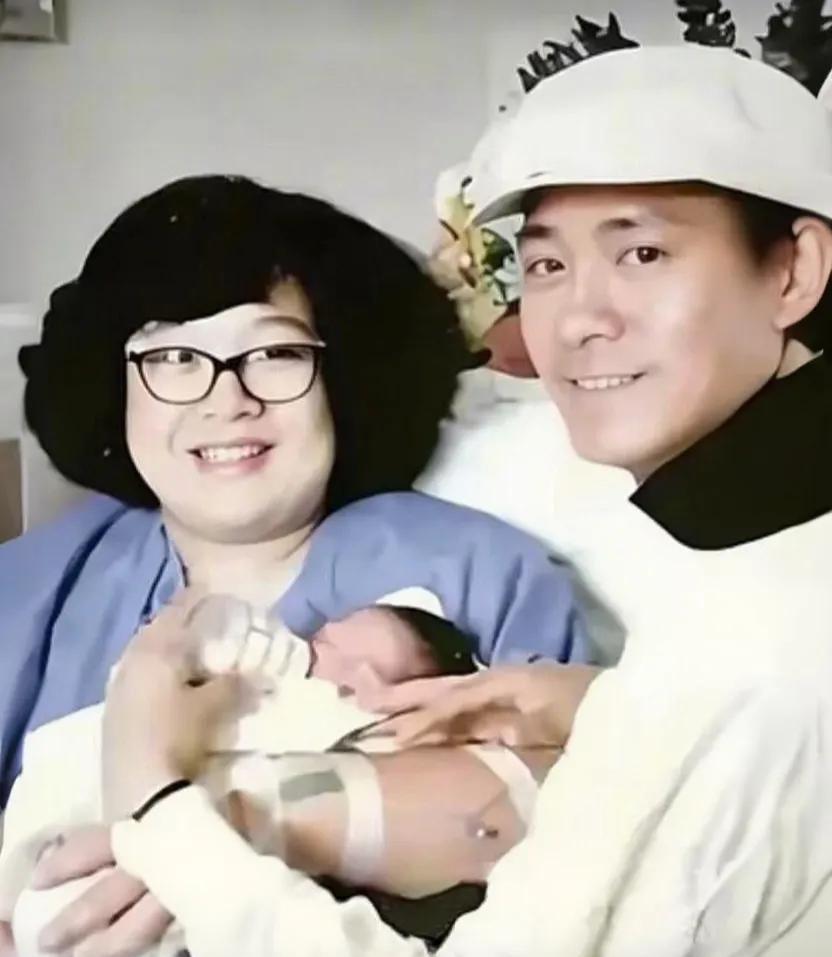 已经42岁的肥肥沈殿霞还下了女儿与丈夫郑少秋一起合影。
不久郑少秋就出轨，随即他