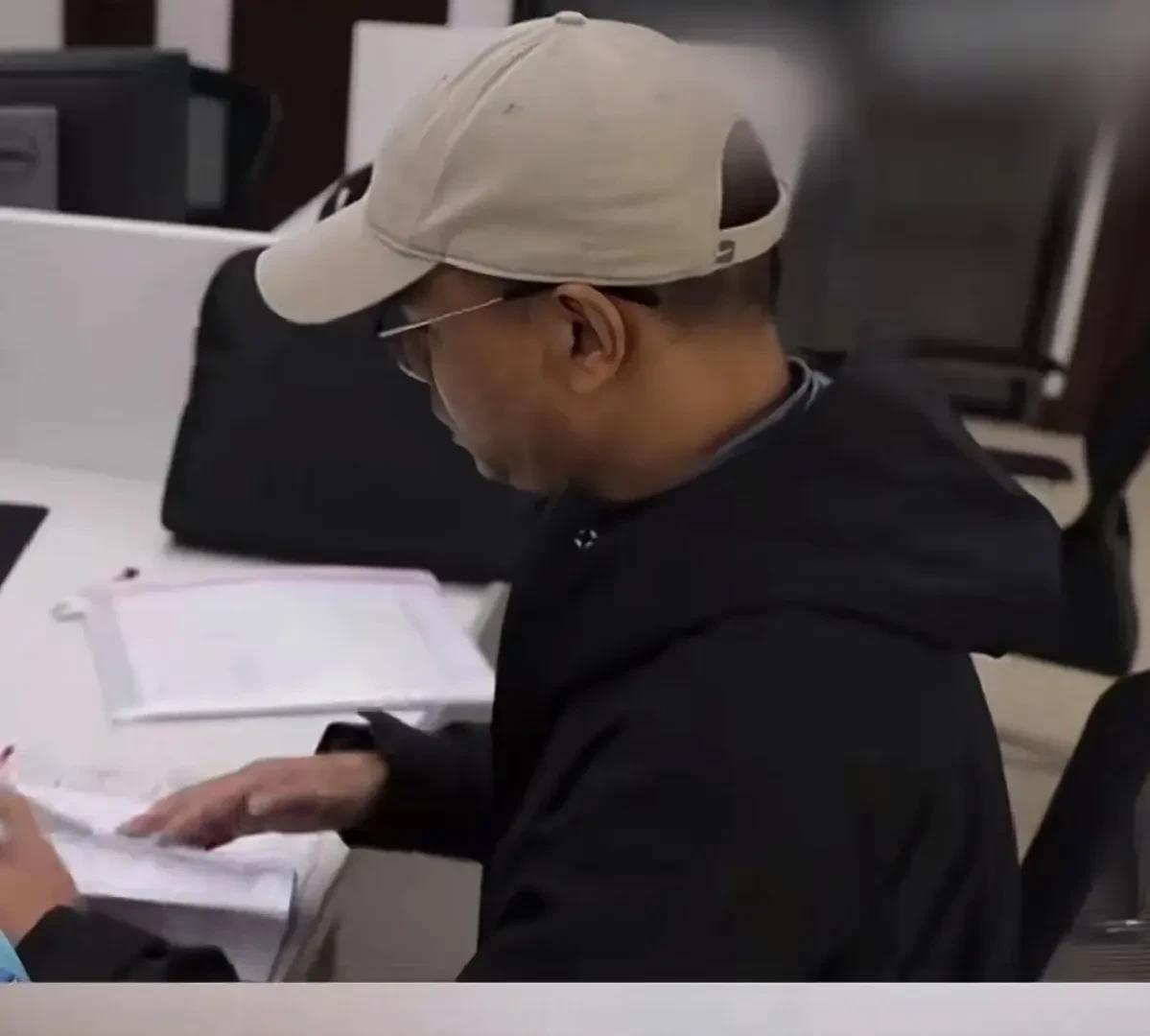 上海，一7旬老太乘坐扶梯时，突然重心不稳，向后倾倒。危急时刻，一旁男子伸出援手，