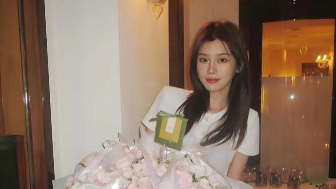 何猷君晒全家福庆生！奚梦瑶36岁状态佳！儿女双全幸福满满