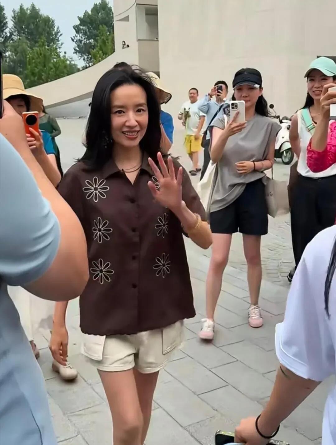 明星果然是不一样的，站在人群中美的发光，你能认出来她是谁吗？皮肤白皙，身材苗条，