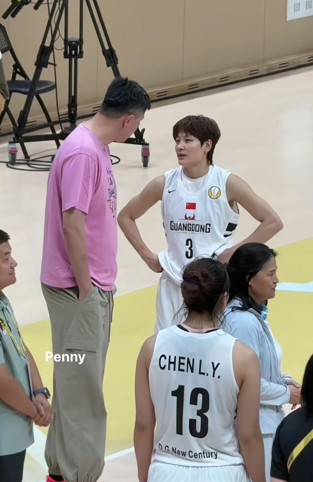 广东东莞男篮的主教练杜峰，
百忙之中，
抽空到现场观摩了参加女篮亚俱杯
的广东女