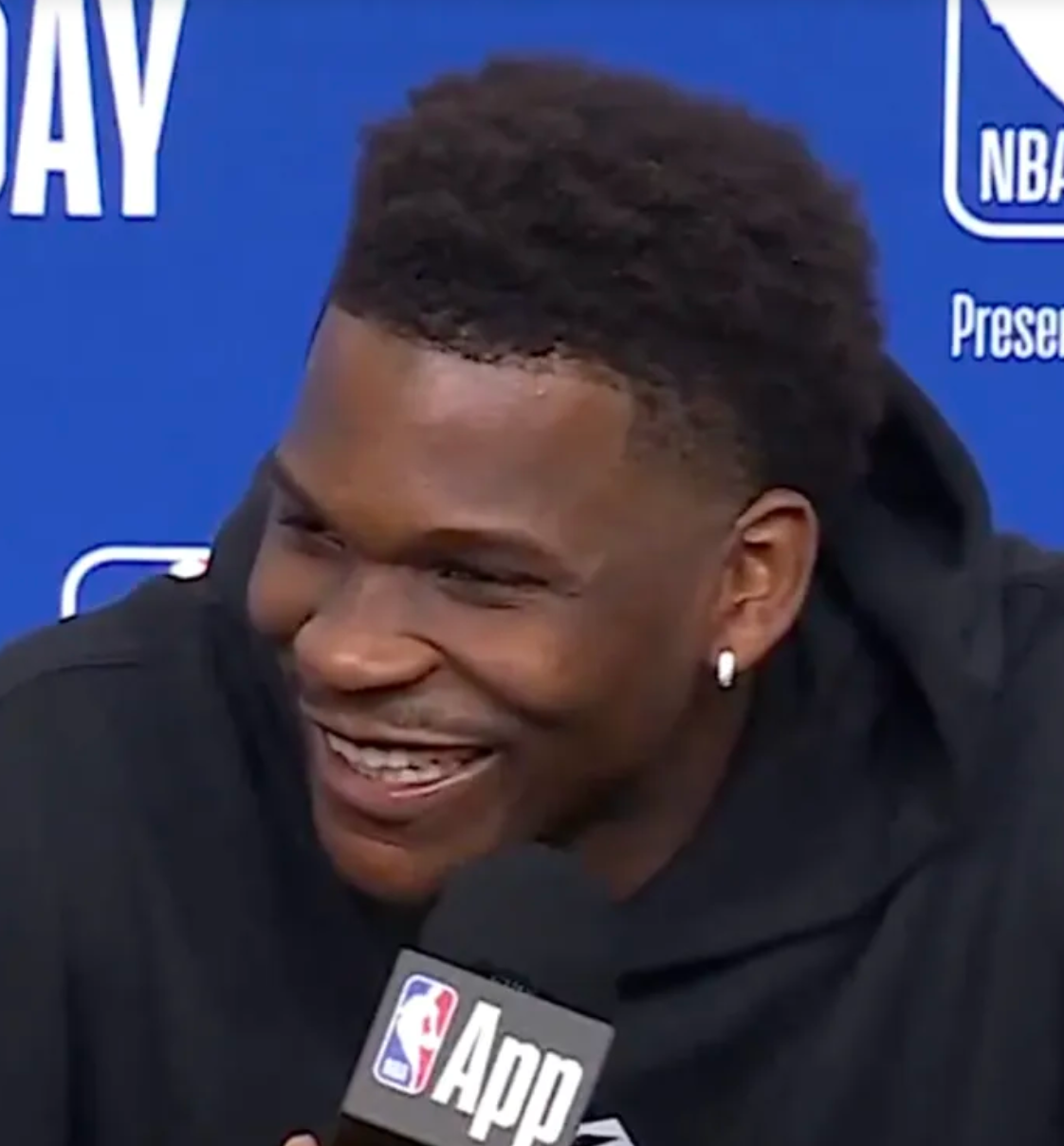 森林狼球员安东尼-爱德华兹参加了NBA全明星周末的媒体日采访。
在采访期间的一次