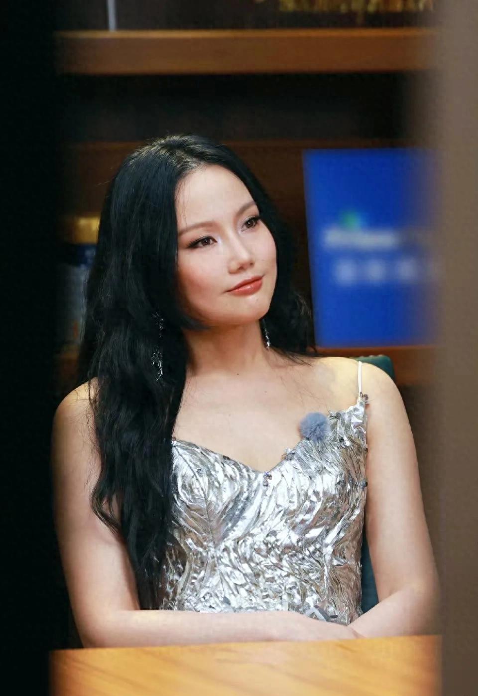 黄龄银色亮片露背小吊带，妖而不媚
