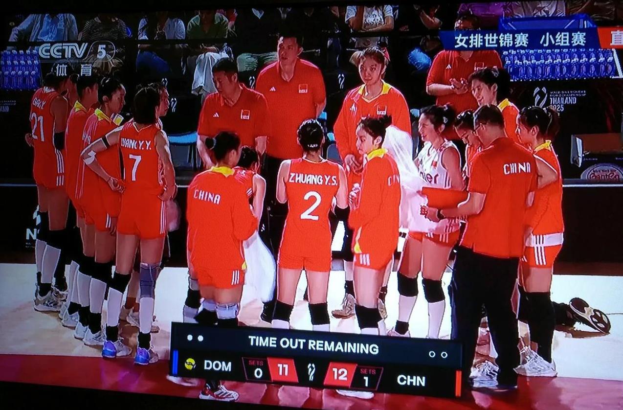 女排昨晚3:0轻松完胜多米尼加，以小组第一成功地避开了巴西队，而决战法国来争夺进