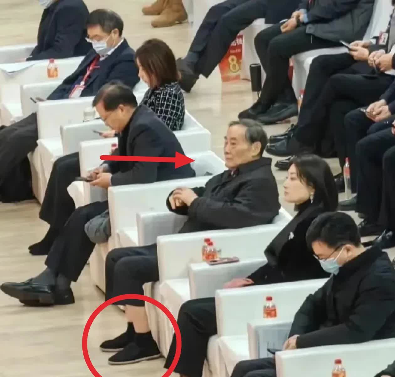 别不信
有钱人的穿着真的是不在乎价格的
看看宗庆后就明白了

我们都知道