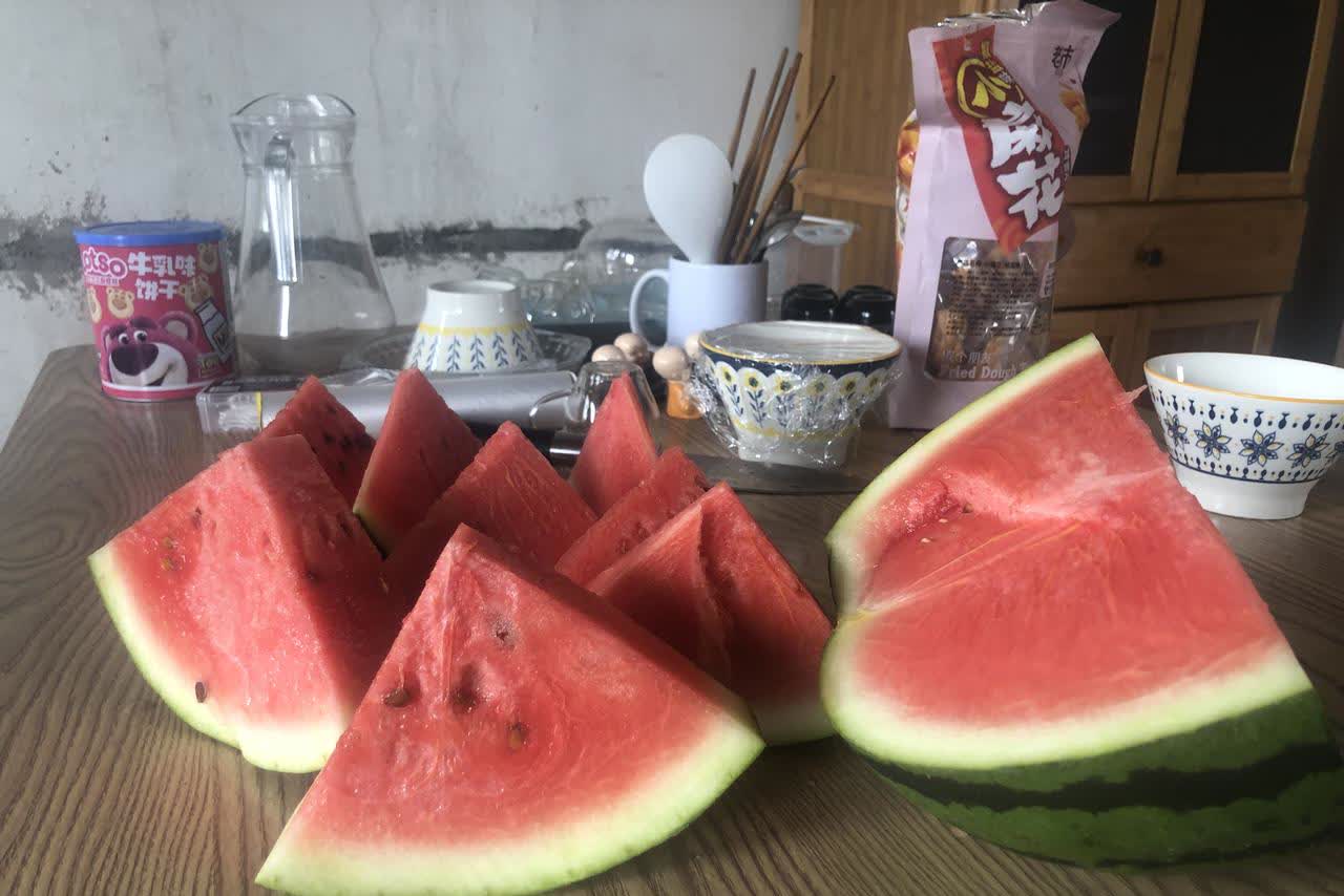 昨天去超市发现麒麟瓜大降价啦，售价已经降至1.36元/斤，你以为这就够了嘛，超市