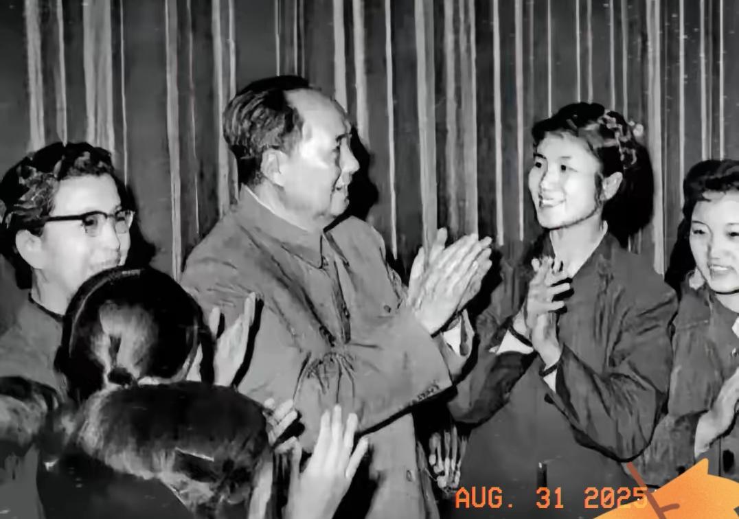 珍藏版老照片。
毛主席与中央相关的部门领导，亲切会见中央音乐学院的师生，画面中，