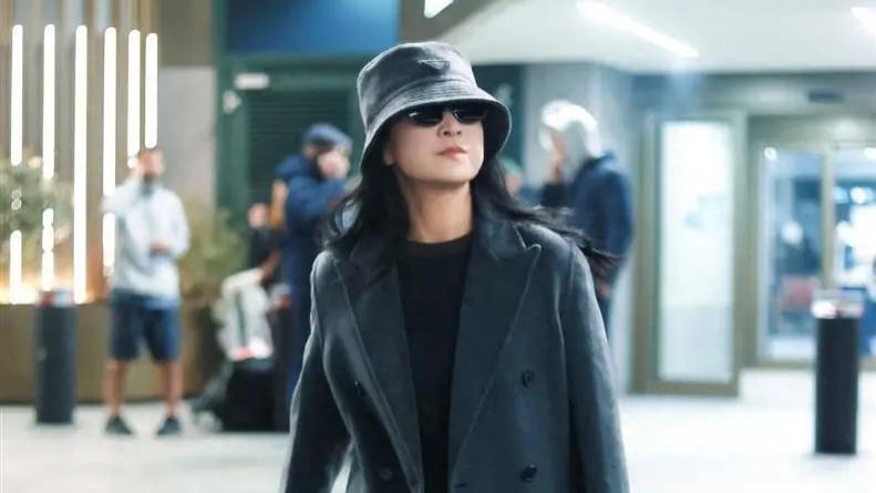 贾玲米兰时装周暴瘦出圈，下颌线清晰似换脸，减重理念引共鸣