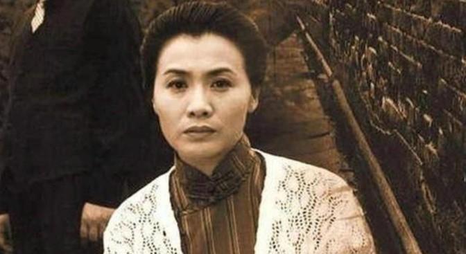 1949年，宋时轮受邀参加宴会，目光被一位身材较好的女子吸引。仔细一看，宋时轮顿