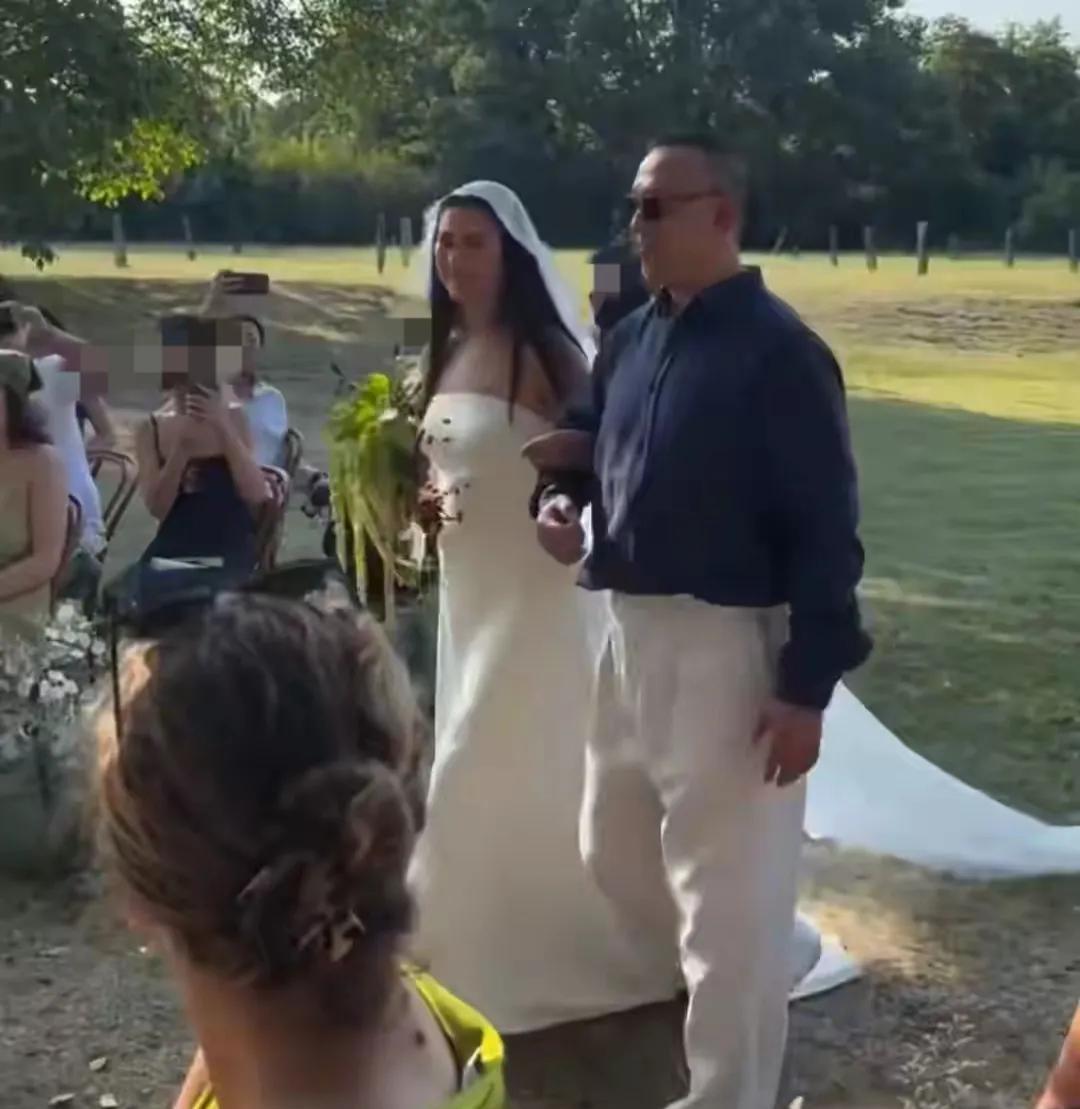 真不敢相信，
这个漂亮的姑娘是姜一郎！
昨日姜文参加女儿姜一郎的婚礼，
才知道姜