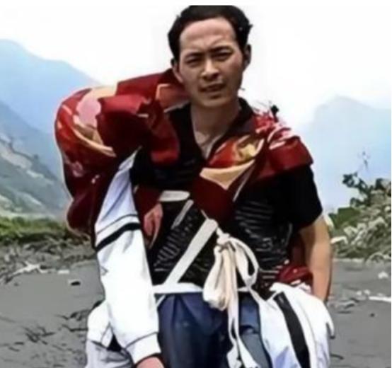 “不用看了，他已经死了，”2008年汶川地震中，一位父亲背着高大的儿子，徒步25