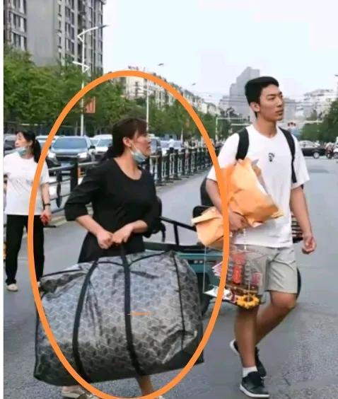 你喜欢儿还是女
同是高考，出校门的方式和待遇各有不同。虽然现在看不出高考成绩如何