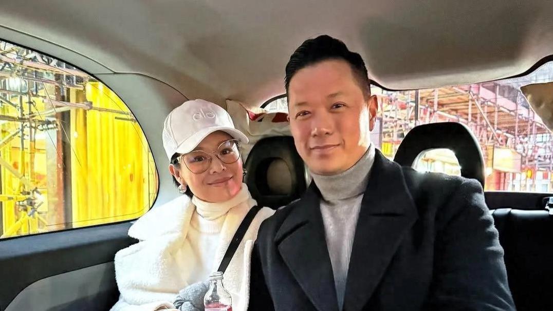 胡杏儿和老公体验送“女儿”上学，一家三口手牵手，画面温馨有爱