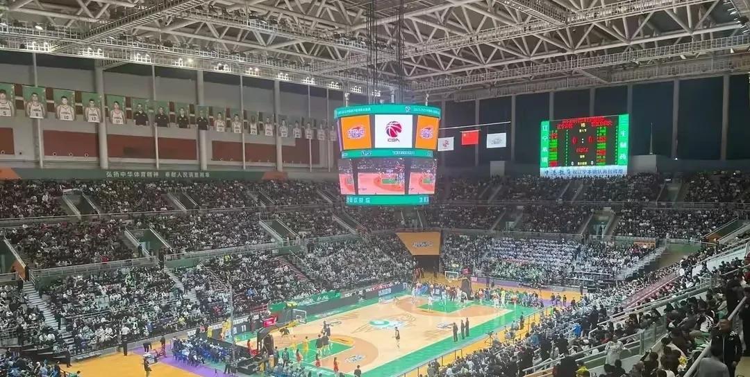 辽篮主场每场要喊50万次“我爱辽篮”！
有媒体采访杨鸣，问到，你知道辽篮主场每场