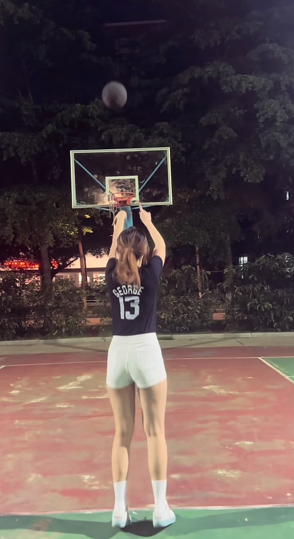 是真的无语，大半夜叫我来陪她打篮球