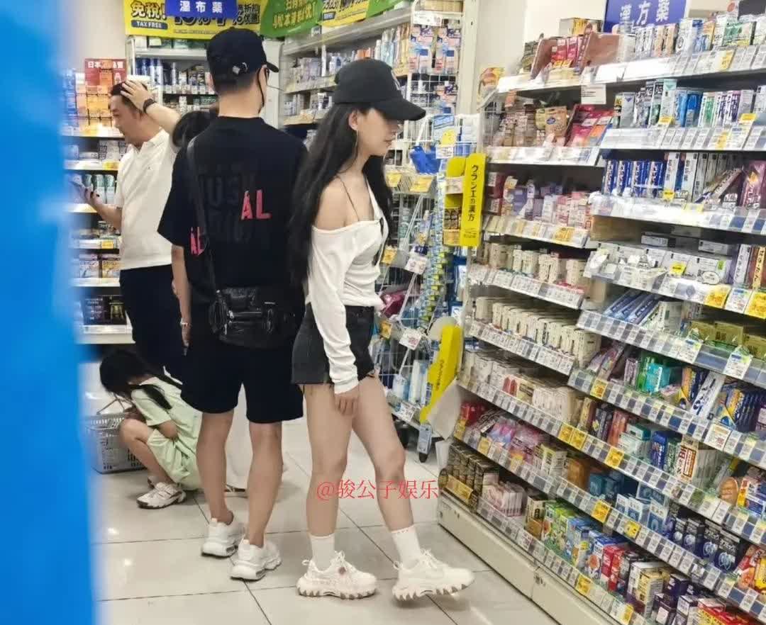在日本，汪峰和森林北被偶遇正在药店选购药品，两人的身材比例引发了网友的热议。