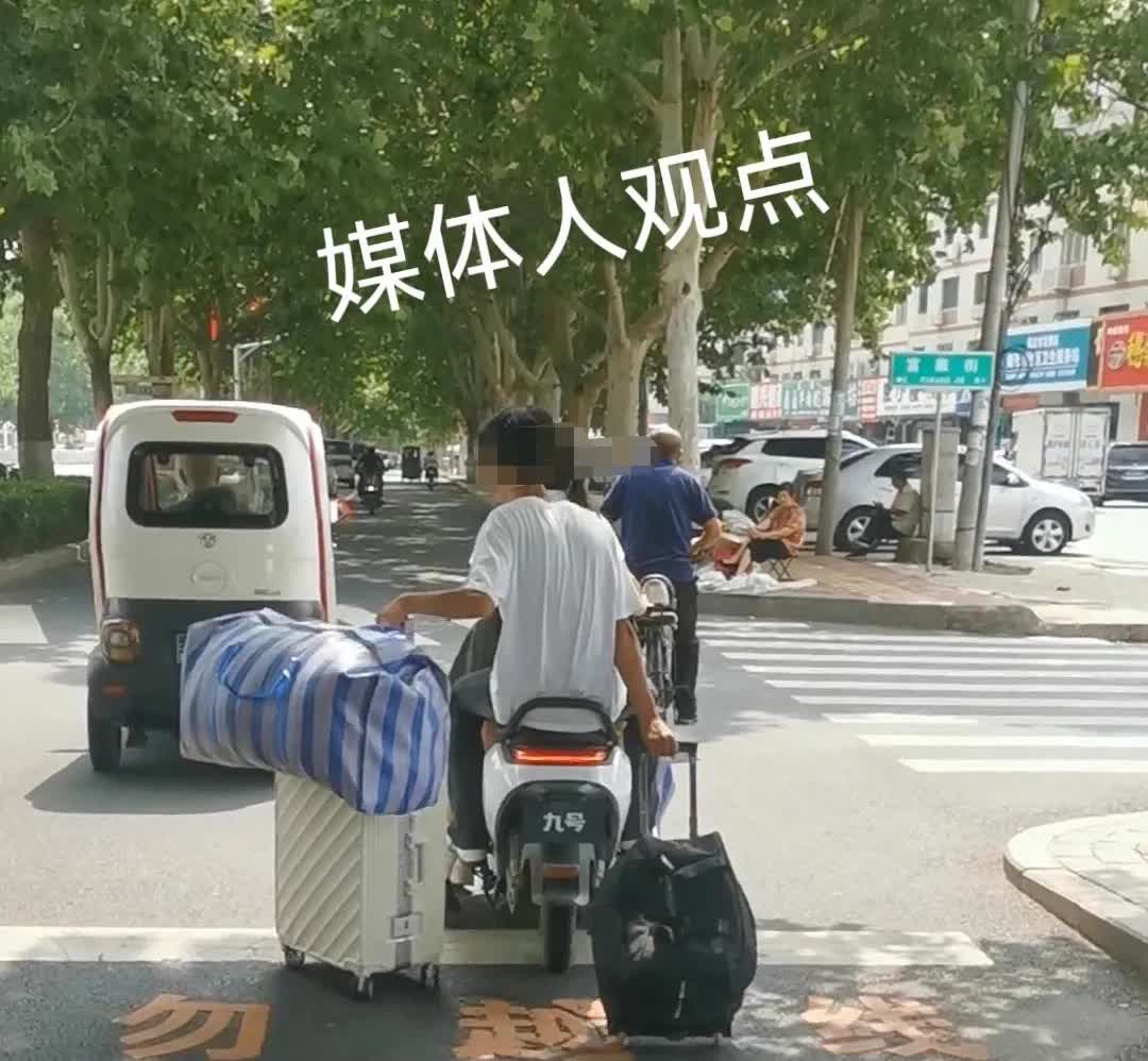 河北保定:天威西路坐电车的男子真有本事，高手在民间啊！
今天（7月21日）上午
