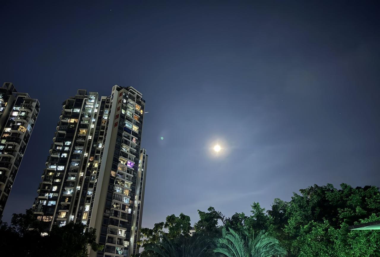 现在很多星级宾馆都出来摆摊卖餐了，甚至几乎成为当地一道风景。
在掀起一阵热闹之余