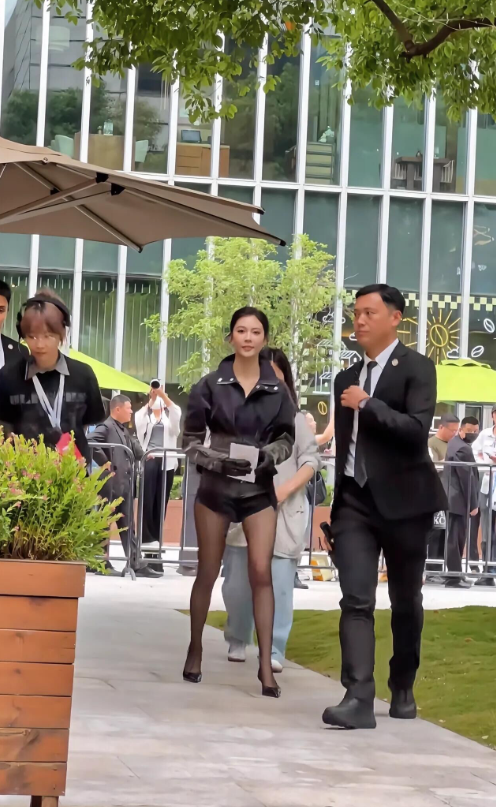 她真的不上镜，电视上看的普普通通的一个女演员，现实中美若天仙。

走在人群中就是