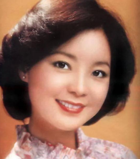当年，28岁的邓丽君去军队慰问演出，结束后合影留念，一个叫薛进友的战士突然把脸凑