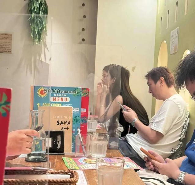 37岁那年，王思聪在日本被偶遇，他的下颌线几乎消失，脸颊鼓胀，被网友调侃长得像《