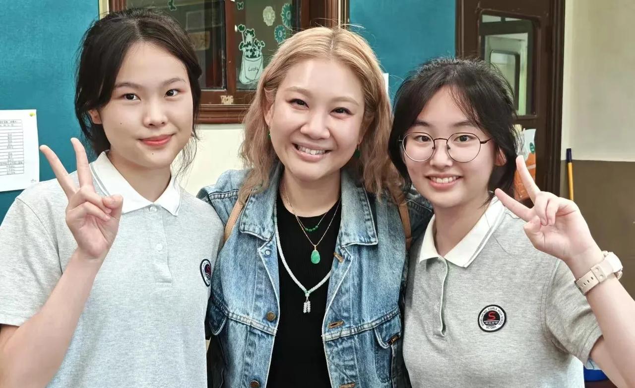 郑欣宜现身上海市三女中追忆亡母，令人动容！沈殿霞曾在此校读书
近日，郑欣宜回到沈